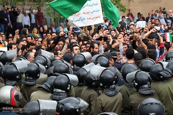 جمعی از مردم تهران مقابل سفارت عربستان سعودی تجمع کردند