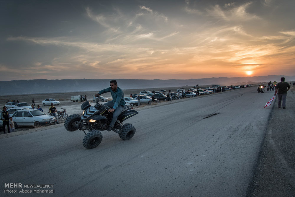 موتورسواری و اتومبیل رانی در حومه شهرستان لامرد