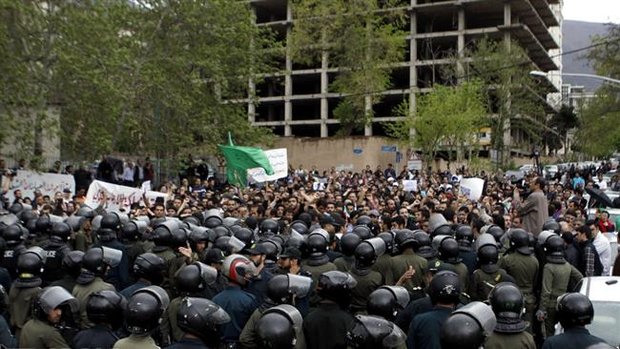 تجمع دانشجویان در اعتراض به جنایات حمله عربستان به یمن