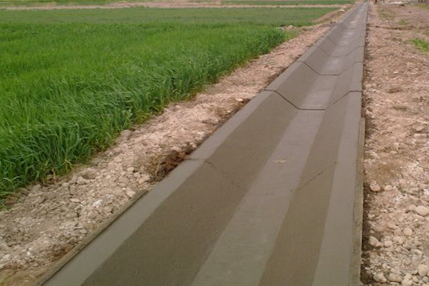 زهکشی جوی آب کشاورزی در شهرستان میامی