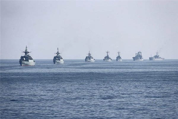 یگان‌های دریایی ارتش و سپاه در سواحل خلیج‌فارس رژه رفتند