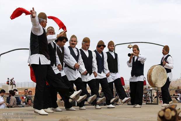 آئین کهن «شکرانه آب» نیمور را به استقبال کشت بهارانه برد آئین سنتی پهلوانی بیل گردانی در شهر نیم ور محلات استان مرکزی