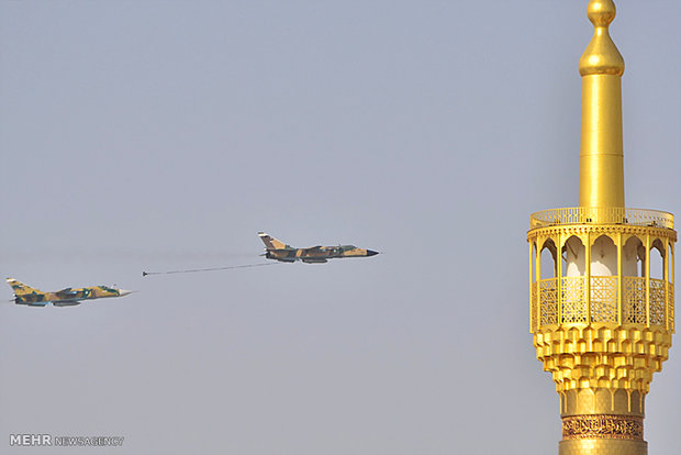پرواز جنگنده ها و بالگردها بر فراز حرم مطهر امام در رژه امروز