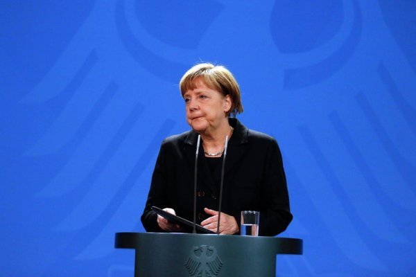 دفاع صدر اعظم آلمان از تصمیم خود درباره مهاجران
