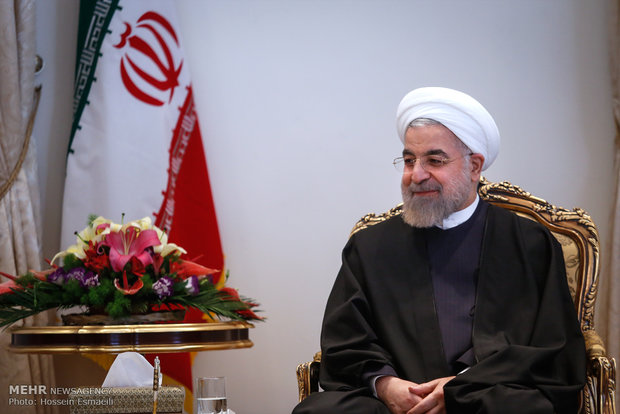 عیادت روحانی از رییس سازمان انرژی اتمی در بیمارستان