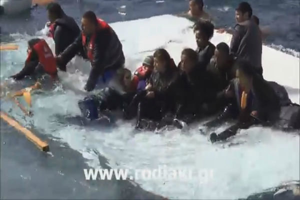 فیلم/ نجات مهاجران غیرقانونی در سواحل یونان