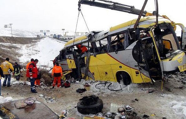 سقوط اتوبوس مسافران پرواز «مشهد-ساری» به دره/ ۱۱مسافر جان باختند
