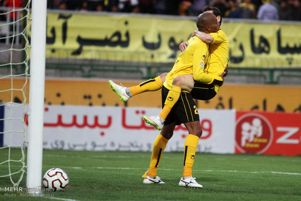 دیدار تیم های فوتبال سپاهان و راه آهن