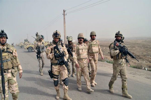 فیلم/عملیات ویژه ارتش عراق برای آزادی گروگانهای نظامی در چنگ داعش