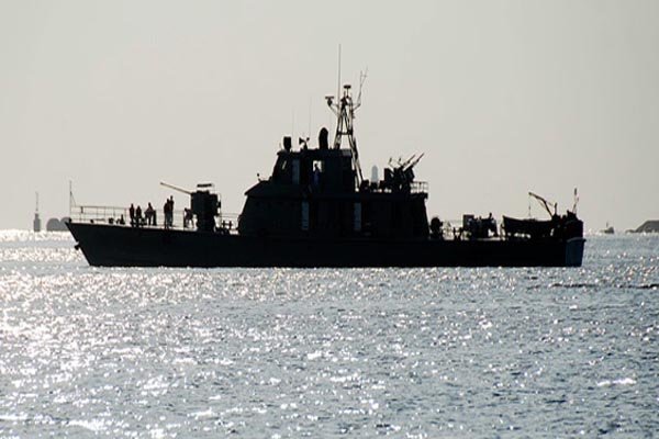 تغییر مسیر کشتی جنگی آمریکا به دلیل نزدیک شدن نیروهای نظامی ایران