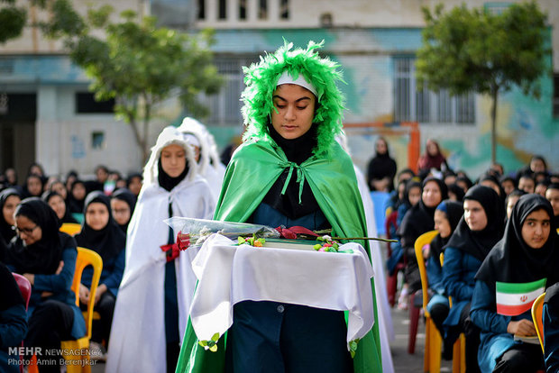 مراسم بزرگداشت روز معلم در دبیرستان دخترانه نمونه دولتی دکتر حسابی شیراز