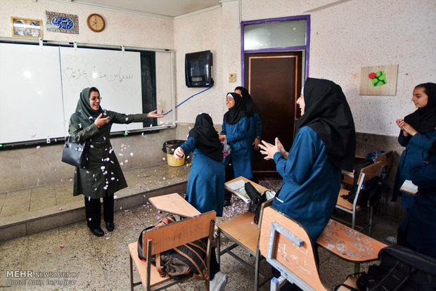 تدبیر آموزش و پرورش برای تامین کمبود معلم مراسم بزرگداشت روز معلم در دبیرستان دخترانه نمونه دولتی دکتر حسابی شیراز