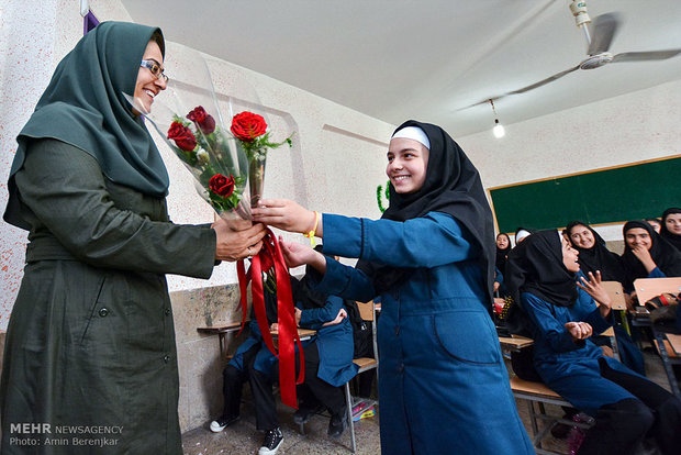 مراسم بزرگداشت روز معلم در دبیرستان دخترانه نمونه دولتی دکتر حسابی شیراز