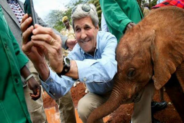 سلفی جان کری با یک بچه فیل