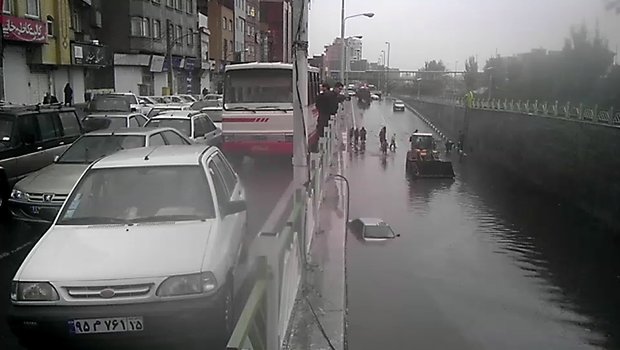 آب گرفتگی خیابان به دنبال بارش باران در اردبیل+فیلم