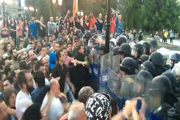 فیلم/ درگیری پلیس با معترضین در مقابل پارلمان مقدونیه