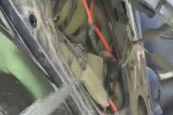 فیلم/کشف و خنثی سازی خودروهای بمبگذاری شده در القلمون