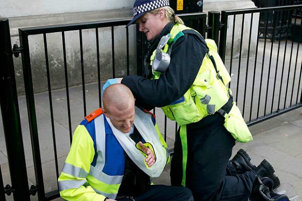 تظاهرات در مقابل دفتر نخست وزیری انگلیس به خشونت کشیده شد