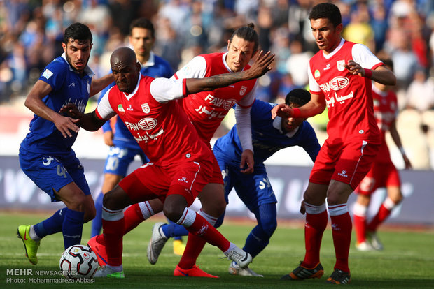 دیدار تیمهای استقلال تهران و تراکتورسازی تبریز