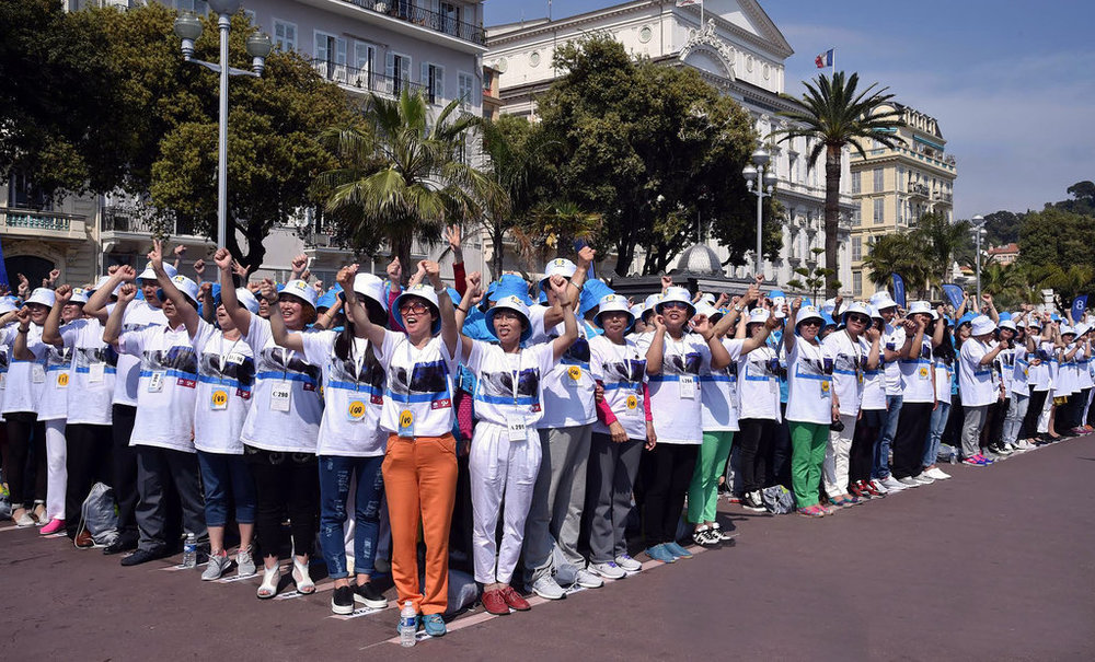 میلیاردر چینی همه ۶۵۰۰ کارمند خود را برای تعطیلات به فرانسه برد+عکس!! 1