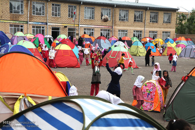 اردوی دانش آموزی دبستان دخترانه در حیاط مدرسه