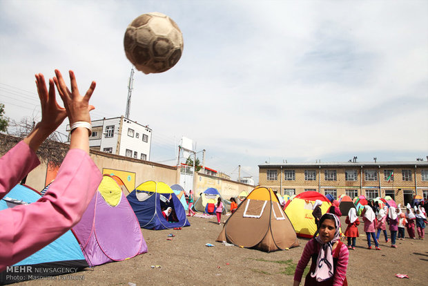 اردوی دانش آموزی دبستان دخترانه در حیاط مدرسه
