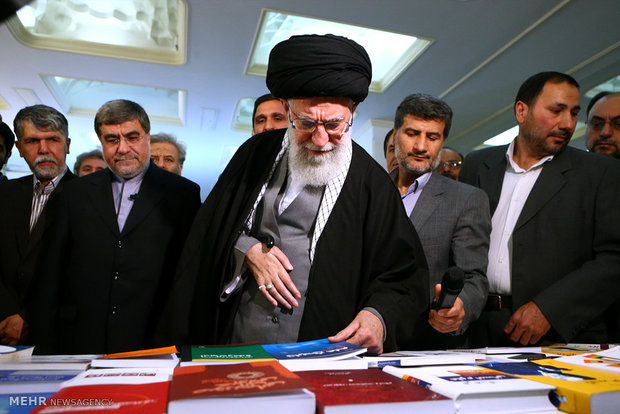 بازدید مقام معظم رهبری از بیست و هشتمین نمایشگاه کتاب تهران