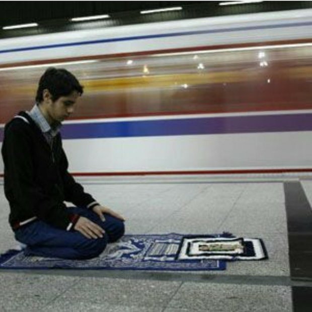 نماز خواندن مهماندار ایرانی در هواپیما+عکس 1