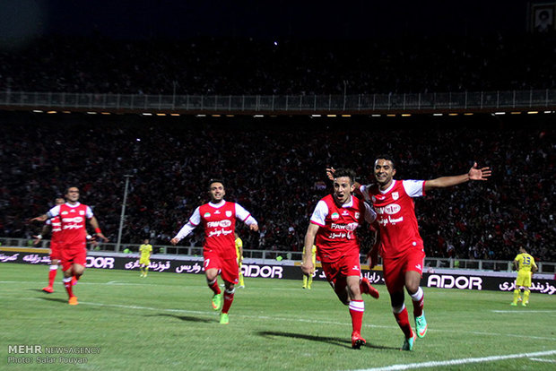 دیدار تیمهای فوتبال تراکتورسازی و نفت تهران