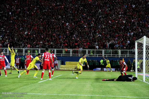 دیدار تیمهای فوتبال تراکتورسازی و نفت تهران