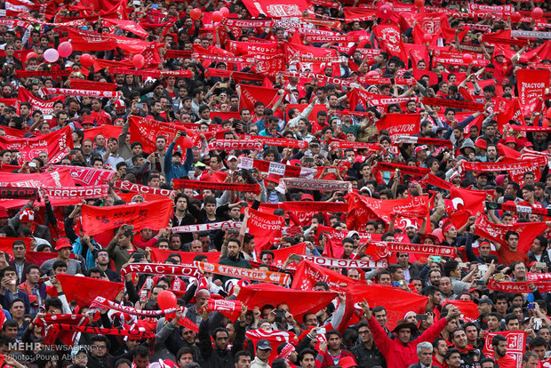 دیدار تیمهای فوتبال تراکتورسازی و نفت تهران