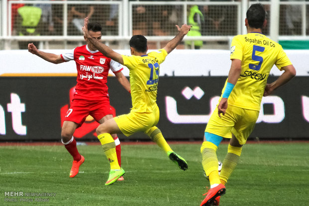 دیدار تیمهای فوتبال تراکتورسازی و نفت تهران