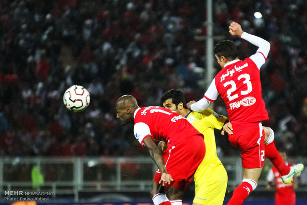 دیدار تیمهای فوتبال تراکتورسازی و نفت تهران