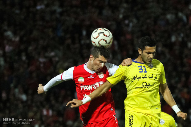 دیدار تیمهای فوتبال تراکتورسازی و نفت تهران