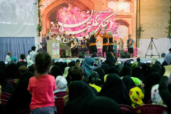 برگزاری آئین گل غلتان در امیریه دامغان