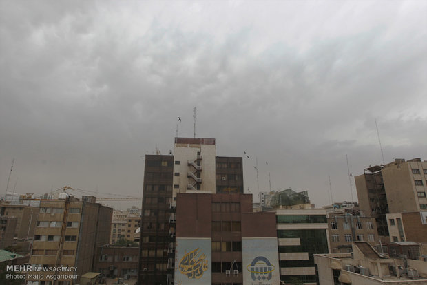 گرد و غبار در آسمان تهران