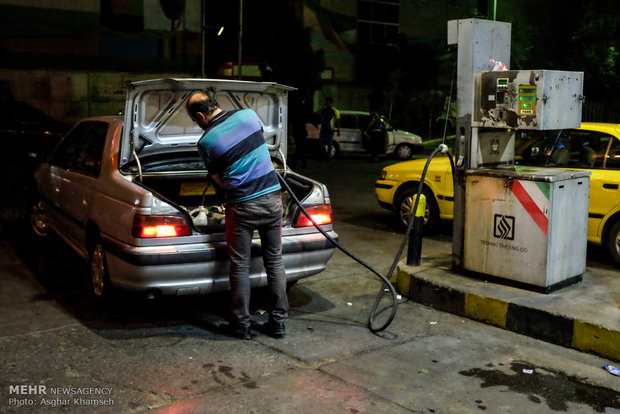 صف پمپ بنزین هادر اخرین ساعات لغو نظام سهمیه بندی