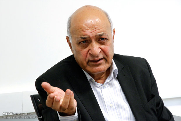 گفت و گو با محمود آموزگار