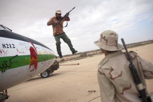 حمله هوایی ارتش لیبی به مواضع داعش در شهر درنه