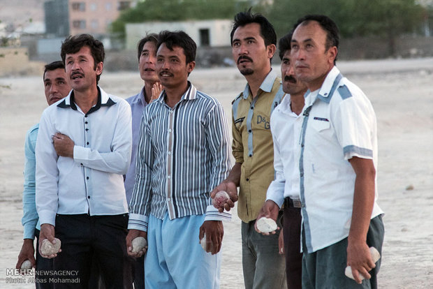 بازی نشان یکی از سرگرمی های افاغنه مقیم شهرستان لامرد