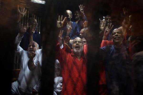 دادگاه اعلام حکم مرسی و رهبران اخوان المسلمین به تعویق افتاد
