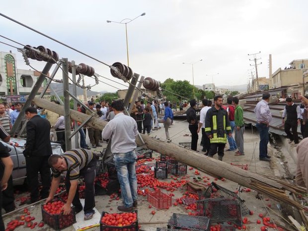  سقوط پایه برق در یاسوج