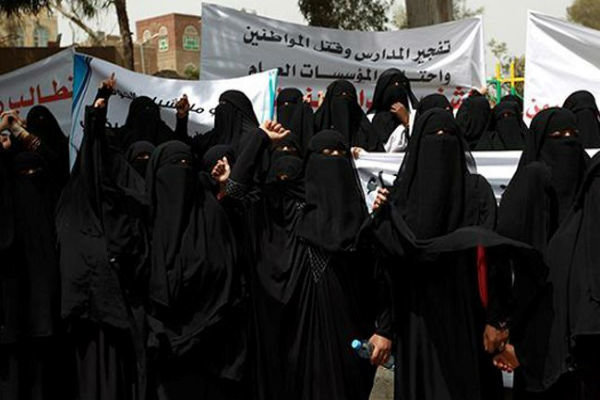تظاهرات زنان یمنی در صنعاء در اعتراض به ادامه تجاوز سعودیها