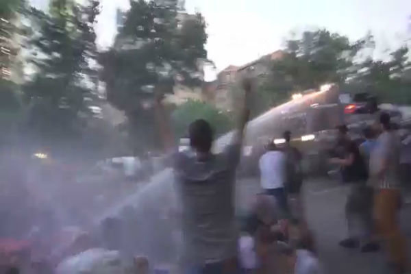 فیلم/ استفاده پلیس ارمنستان از آب پاش برای متفرق کردن مردم