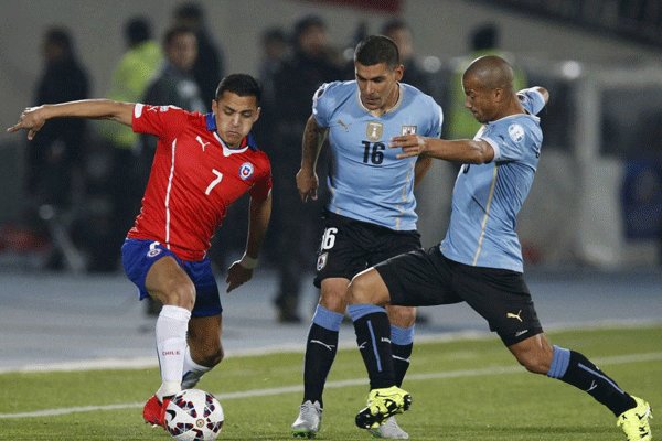 دیدار تیم های ملی فوتبال شیلی و اروگوئه