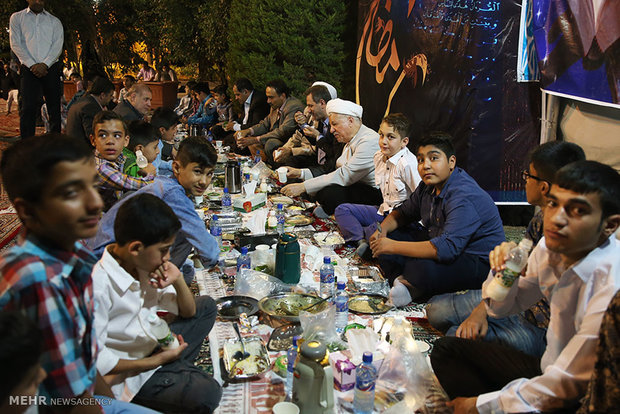 مراسم افطاری آیت الله هاشمی رئیس مجمع تشخیص مصلحت نظام با ایتام