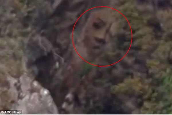 چهره پنهان در صخره‌ها کانادا