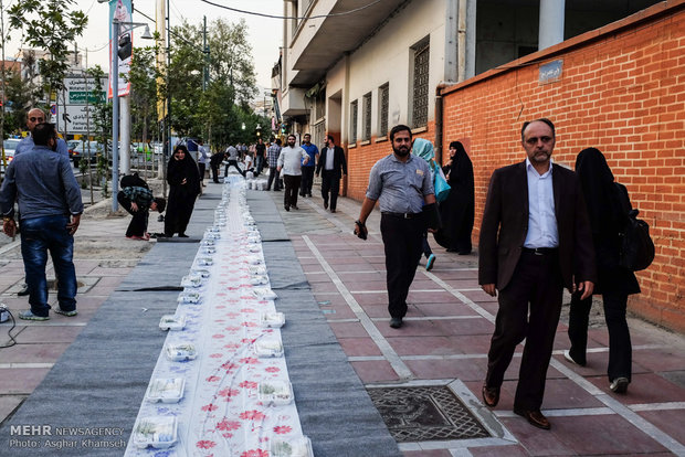 بزرگترین سفره افطار خیابانی در تهران