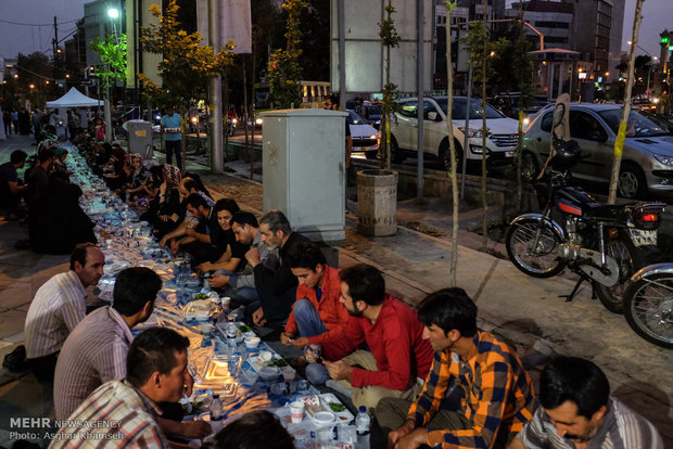 بزرگترین سفره افطار خیابانی در تهران