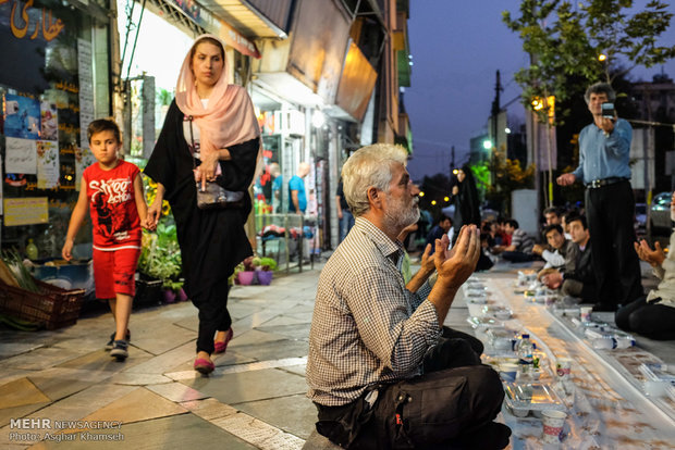 بزرگترین سفره افطار خیابانی در تهران